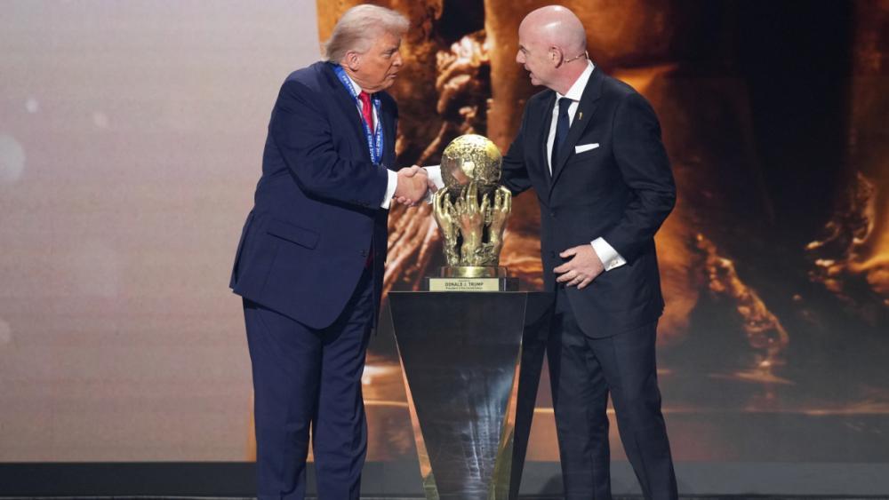 Brisant-Trump-berreicht-WM-Pokal