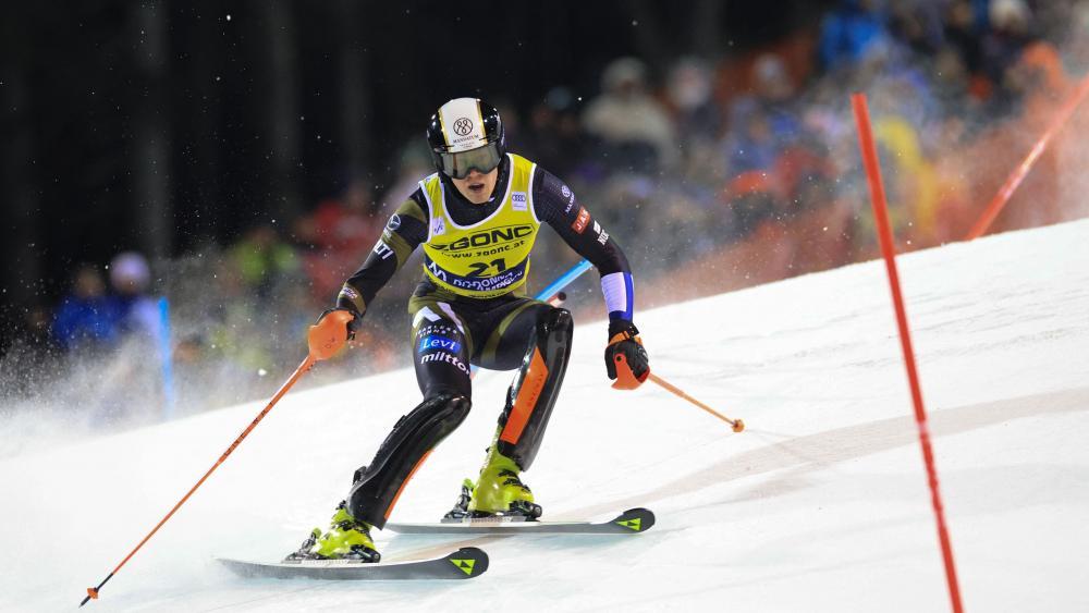 Eduard Hallberg zeigte mit Startnummer 21 auf. © APA/afp / PIERRE TEYSSOT