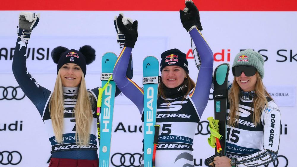 Emma Aicher (Bildmitte) siegte vor Lindsey Vonn (l.) und Ester Ledecka (r.). © APA/afp / MARCO BERTORELLO