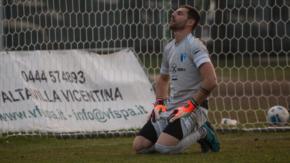 Obermais-fischt-an-der-Lagune-im-Tr-ben