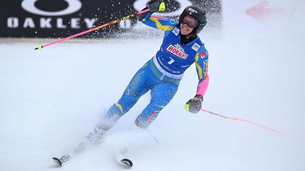Sara Hector celebrates wildly at the finish line. © APA/afp / MICHAL CIZEK
