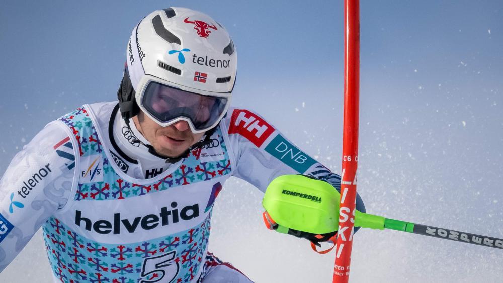 Henrik Kristoffersen geht als letzter Athlet über den Hang in Adelboden. © APA/afp / FABRICE COFFRINI