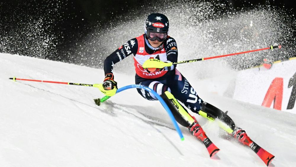 Mikaela Shiffrin reaches for victory. © APA / BARBARA GINDL