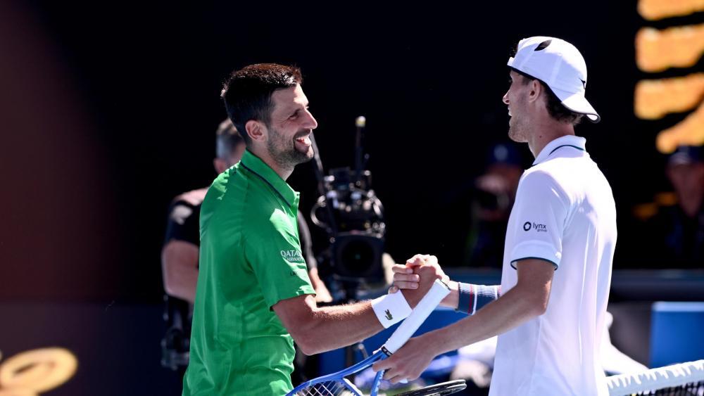Djokovic-m-helos-weiter-Musetti-gewinnt-Italien-Duell