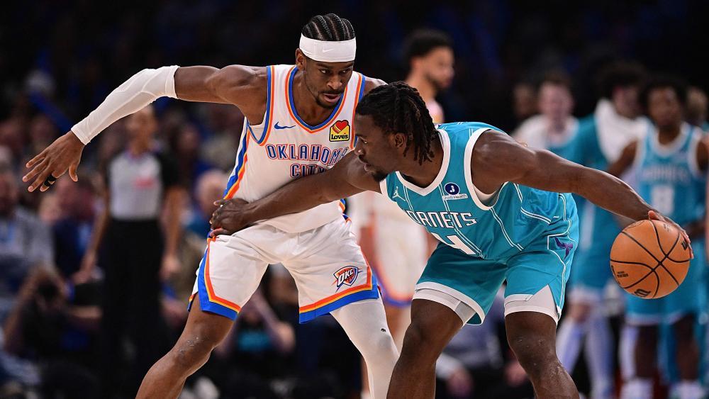 Shai Gilgeous-Alexander (hinten) kam mit Oklahoma gegen die Hornets nicht auf Touren. © APA / JOSHUA GATELEY