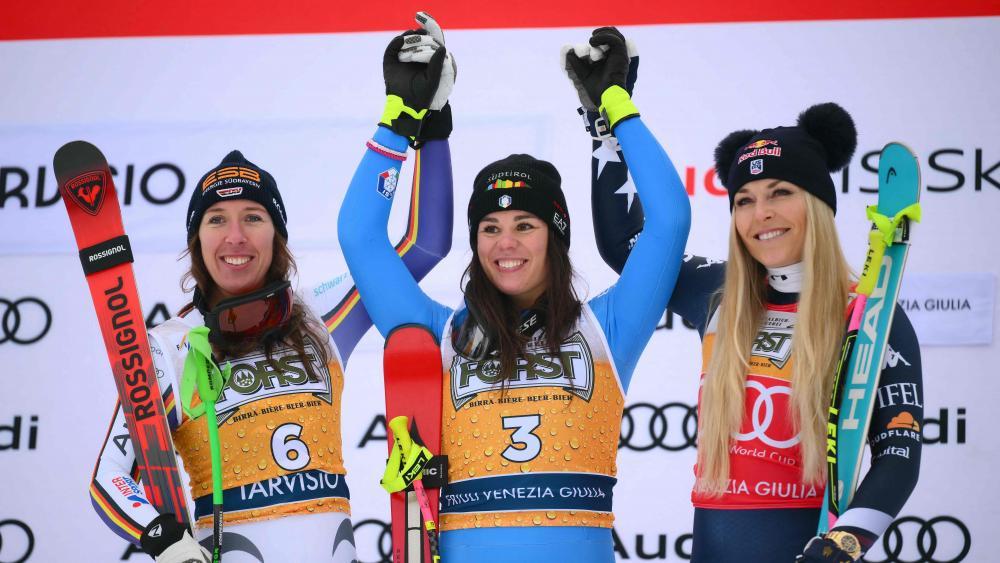 So sieht eine Siegerin aus: Nicol Delago (Mitte) gewann das Rennen in Tarvis vor Kira Weidle-Winkelmann (links) und Lindsey Vonn. © APA/afp / MARCO BERTORELLO