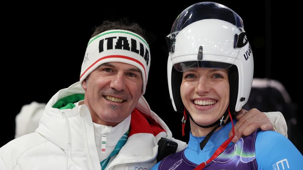 Armin Zöggeler rayonne aux côtés de Verena Hofer, médaillée de bronze au relais par équipes. © FELICE CALABRO' / Felice Calabro'