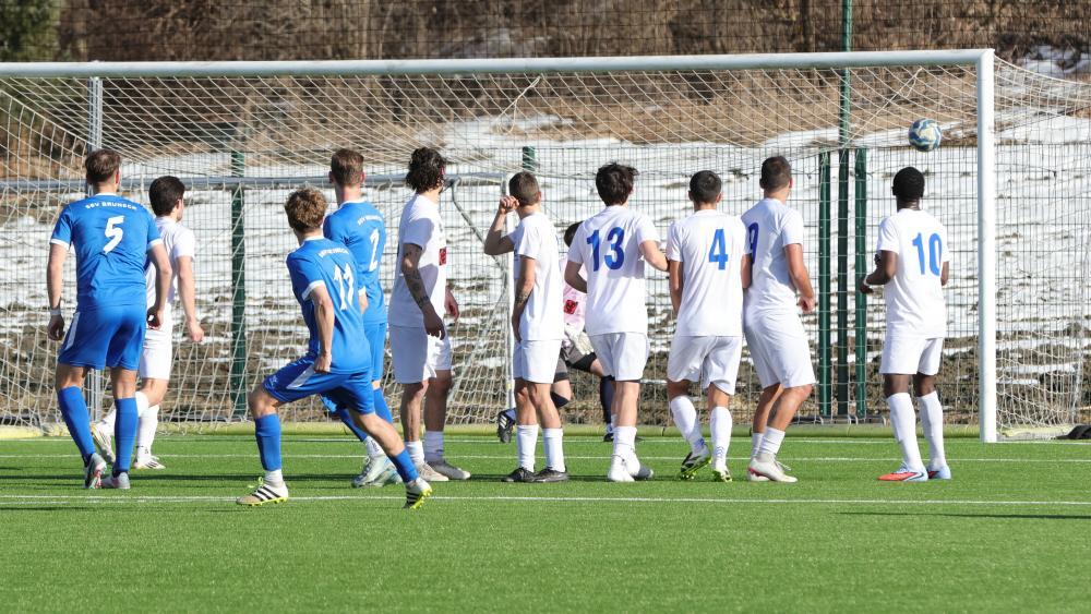 Brunecks Philipp Piffrader (blaue Nummer 11) versenkte im Derby gegen Stegen einen Freistoß. © David Laner