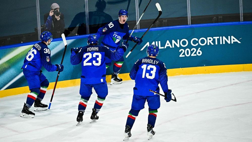 Cristano DiGiacinto, Giovanni Morini, Dustin Gazley und Matt Bradley (v.l.) freuen sich über einen Treffer. © APA/afp / JULIEN DE ROSA