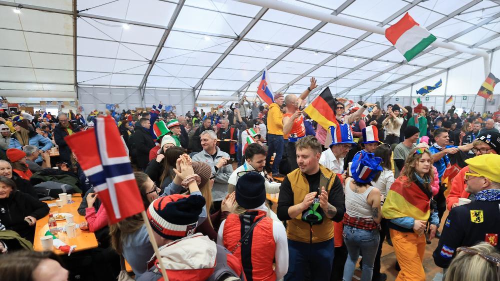 Das Fanzelt in Antholz ist bei Olympia natürlich mehr als nur gut besucht. © PIERRE TEYSSOT