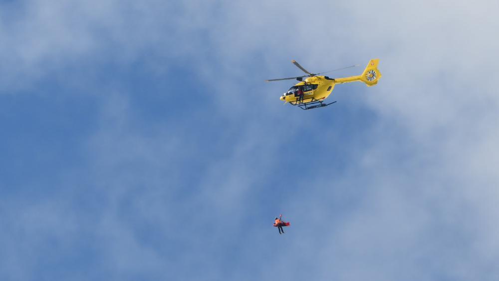 Der Helikopter musste in Garmisch anrücken (Symbolbild). © AFP / MARCO BERTORELLO