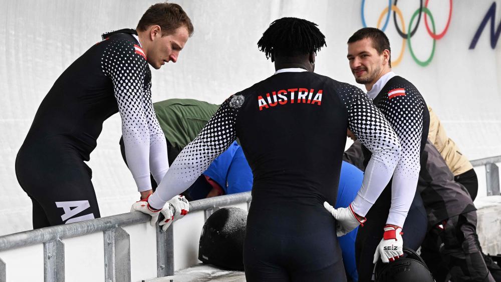 Die Anschieber konnten den Bob selbstständig verlassen, Pilot Jakob Mandlbauer wurde nach dem Crash in der Bahn behandelt. © APA/afp / TIZIANA FABI