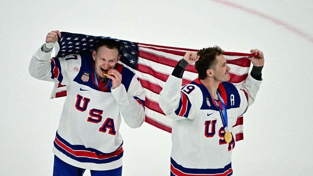 Die USA haben sich im Eishockey zum Olympiasieger gekrönt. © APA/afp / JULIEN DE ROSA