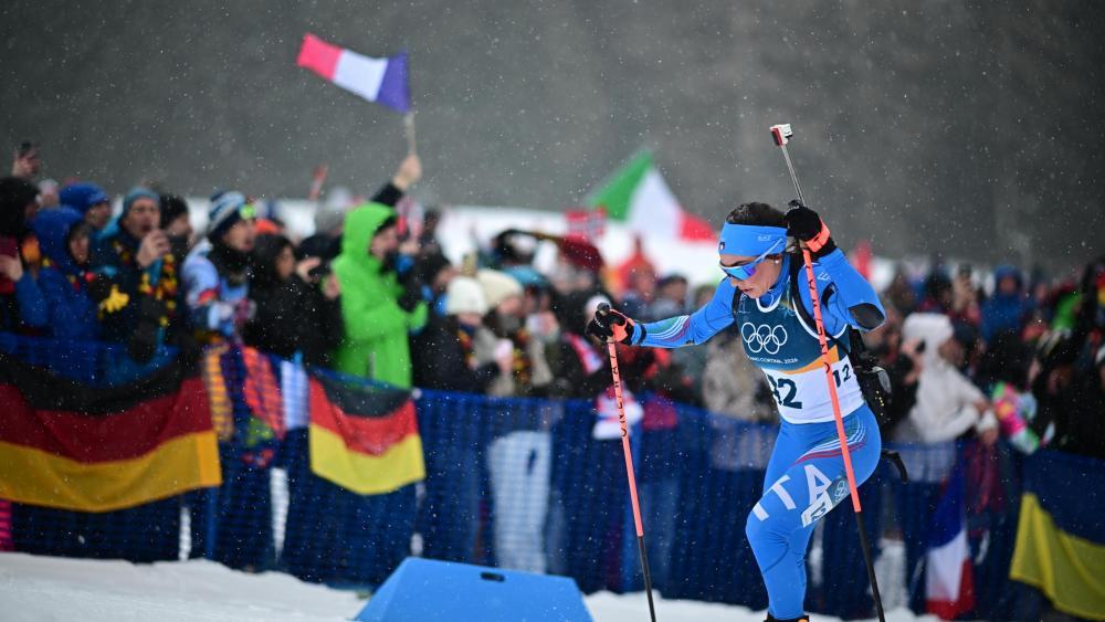 Dorothea Wierer vor vollem Haus in Antholz: Die Biathlon-Wettbewerbe waren ein Spektakel. © ANSA / MARTIN METELKO