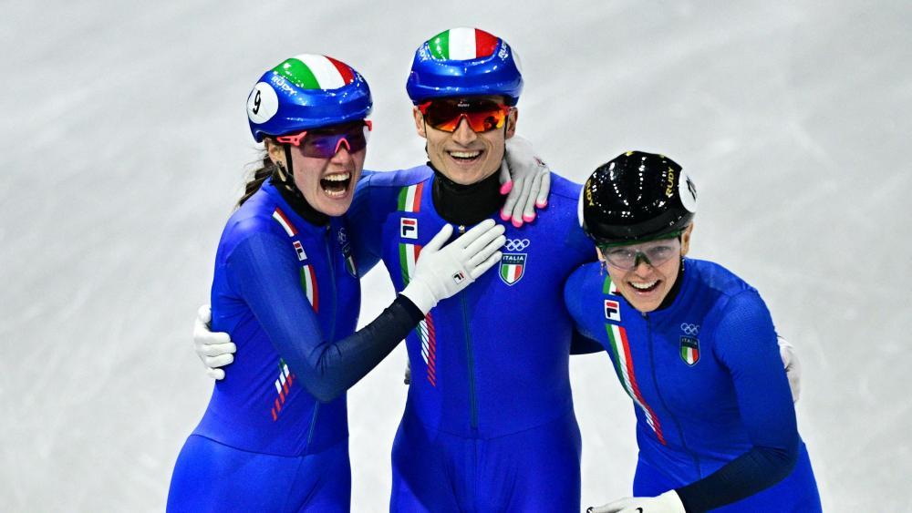 Elisa Confortola, Pietro Sighel und  Arianna Fontana (v.l.) jubeln über Gold. © APA/afp / JULIEN DE ROSA