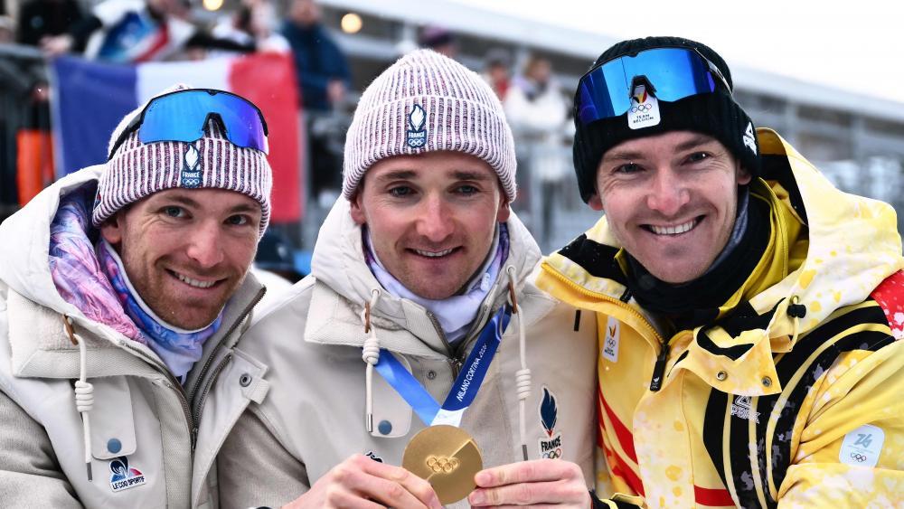 Emilien, Fabien und Florent Claude mit der Goldmedaille in Antholz. © APA/afp / MARCO BERTORELLO