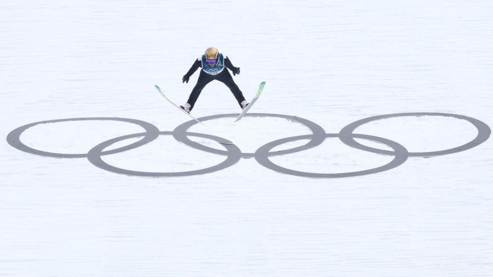 Finnlands Skispringer müssen auf ihren Trainer verzichten. © APA/afp / ANNE-CHRISTINE POUJOULAT