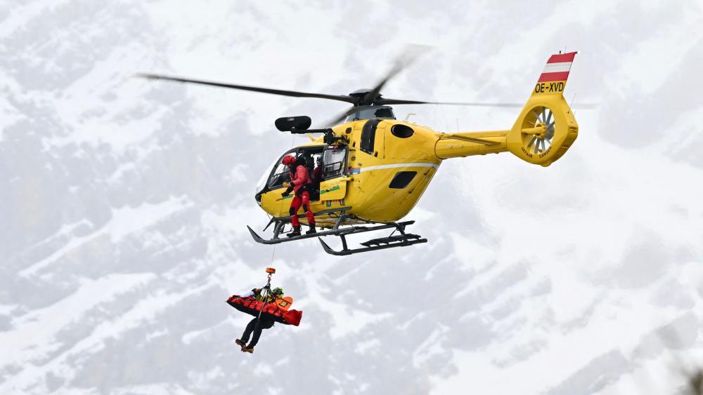 In Bormio musste nach dem Sturz der Helikopter anrücken. © APA/afp / FABRICE COFFRINI