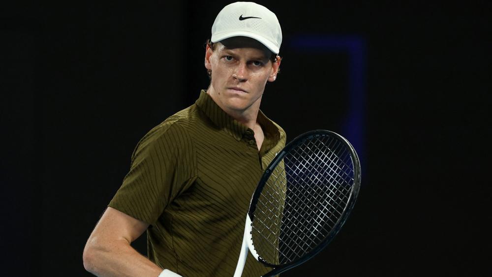 Jannik Sinner greift am Montag wieder ein. © APA/afp / IZHAR KHAN