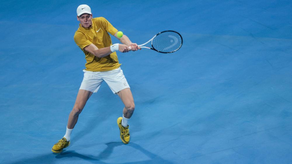 Jannik Sinner ist eine Runde weiter. © APA/afp / KARIM JAAFAR