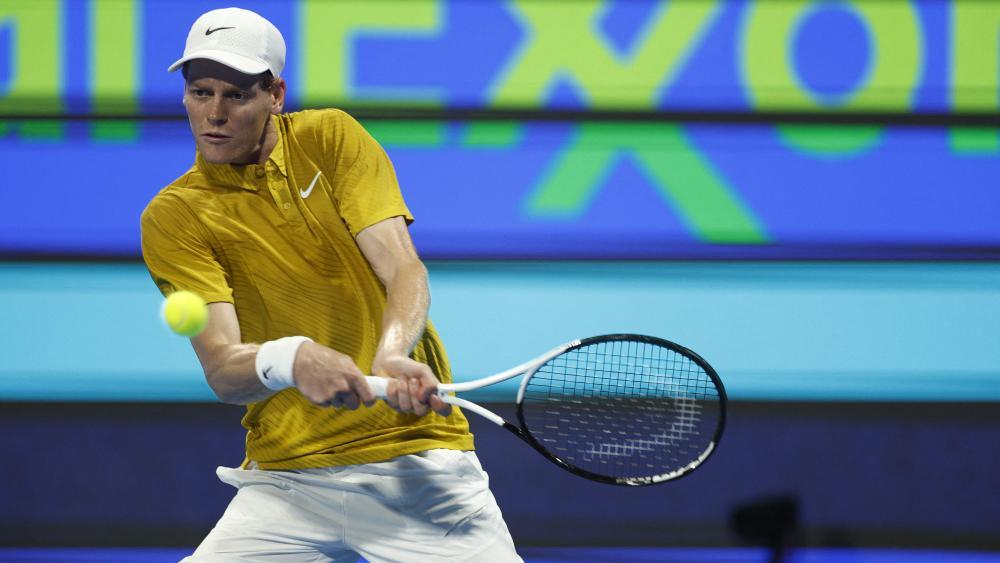 Jannik Sinner spielt in Doha um den Halbfinal-Einzug. © APA/afp / KARIM JAAFAR