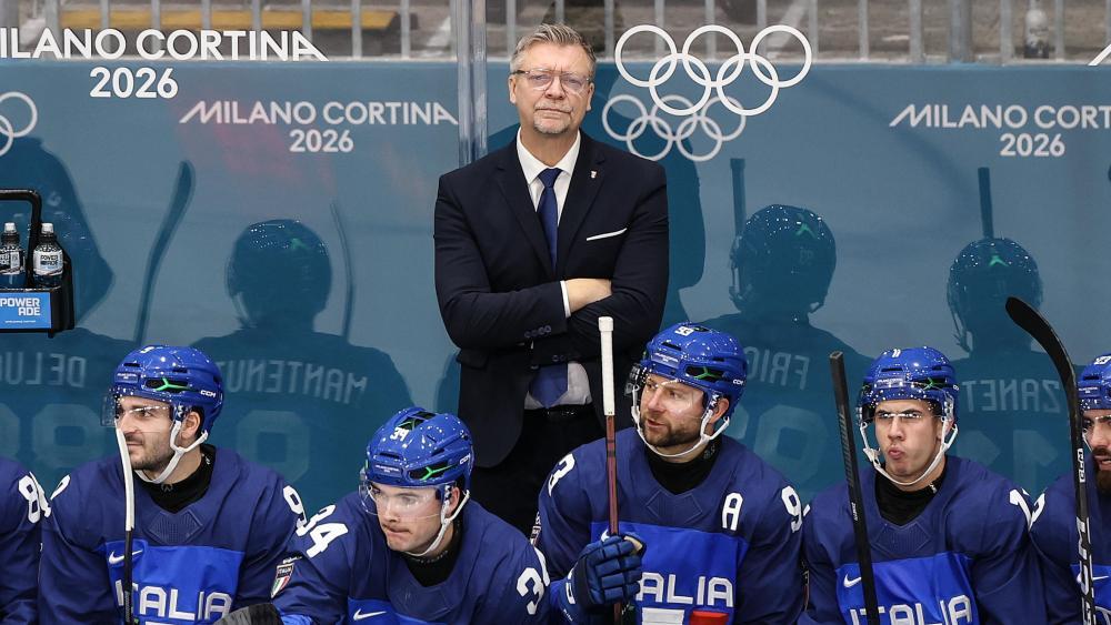 Jukka Jalonen  (hinten), der Cheftrainer der Azzurri ist zufrieden. © ANSA / FAZRY ISMAIL