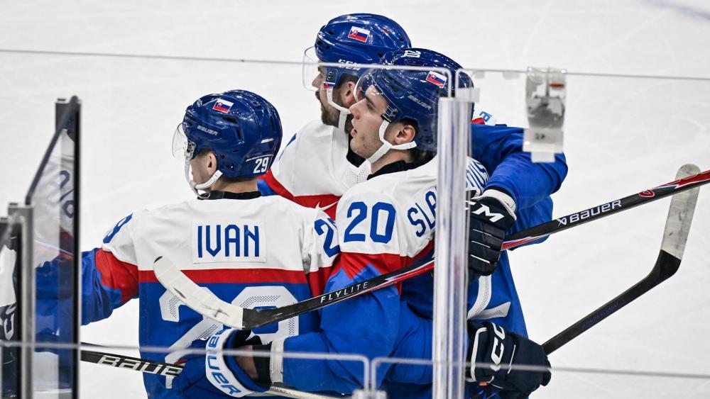 Juraj Slafkovsky (rechts) traf doppelt. © APA/afp / ALEXANDER NEMENOV