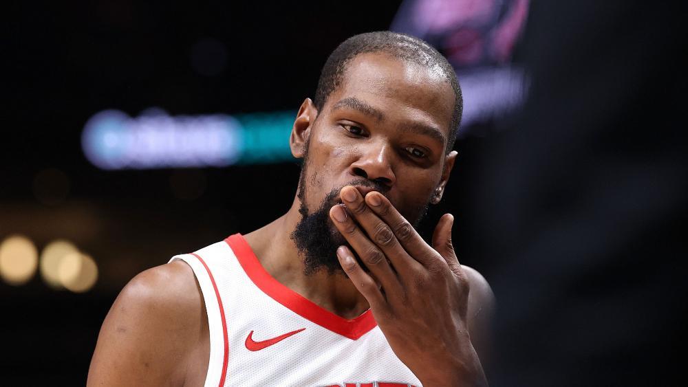 nba-star-tritt-fan-auf-den-fu-und-f-llt-verletzt-aus