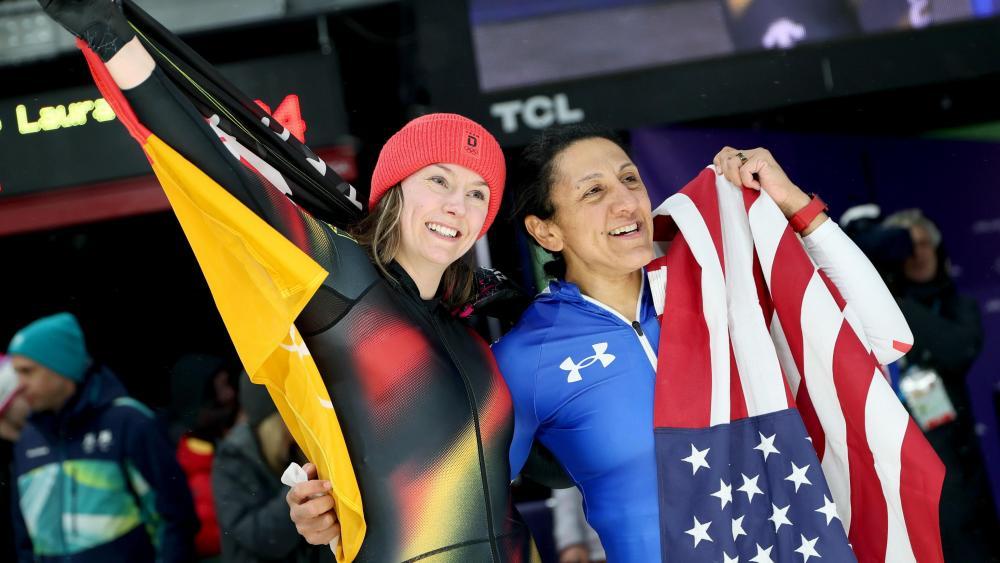 Laura Nolte (links) posiert mit der Siegerin Elana Myers Taylor. © ANSA / ANDREA SOLERO