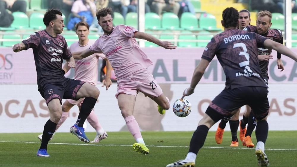 Le Douaron trifft für Palermo mit einem Weitschuss zum 2:0.