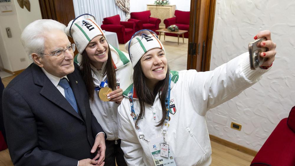 Marion Oberhofer (rechts) knipst mit Andrea Vötter (Mitte) und Sergio Mattarella ein Selfie. © ANSA / Paolo Giandotti