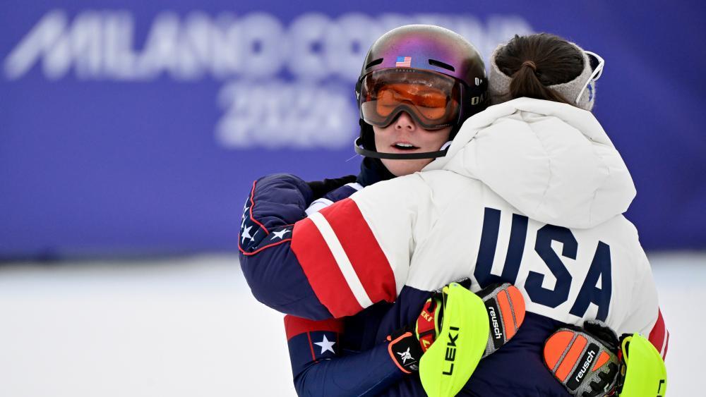 Mikaela Shiffrin und Breezy Johnson umarmen sich nach der verpassten Medaille. © APA / HANS KLAUS TECHT