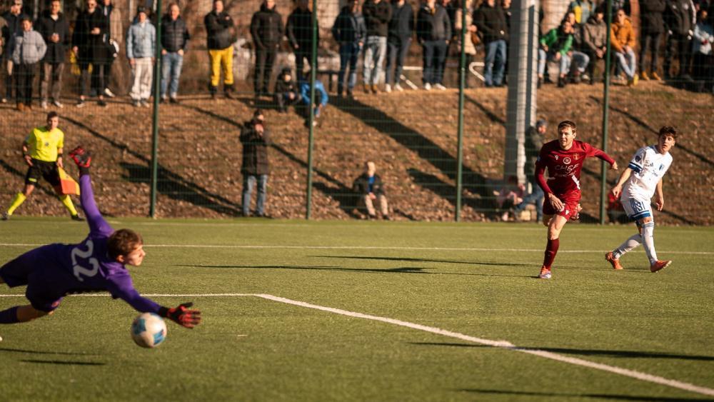 Obermais-Youngster Tizian Stecher (17) sorgte mit diesem Schuss für das 1:0. © P. Schwienbacher