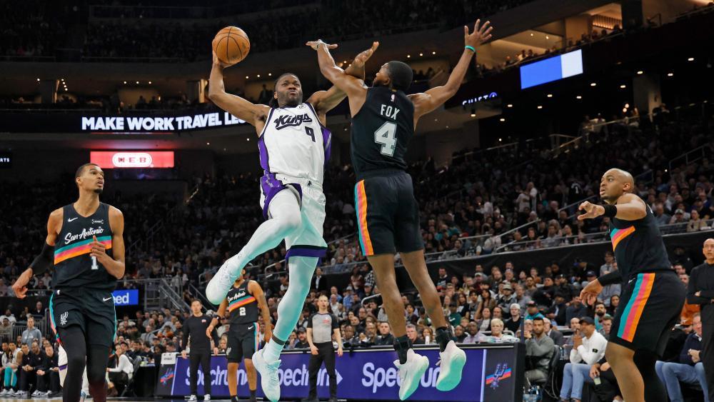 Precious Achiuwa (Mitte) und die Kings können doch noch gewinnen. © APA / RONALD CORTES