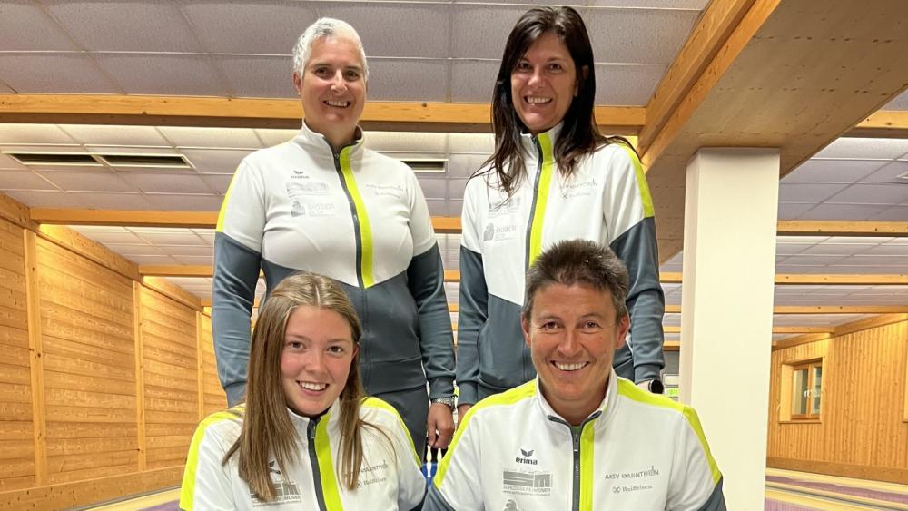 Sarntals Keglerinnen marschieren weiterhin vorne weg, hinten von links Adele Ainhauser, Angelika Stauder;  vorne von links Greta Trojer und Dagmar Wiedenhofer.