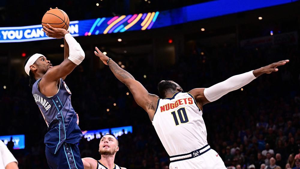 Shai Gilgeous-Alexander (links) gewann mit Oklahoma das Topspiel. © APA / JOSHUA GATELEY