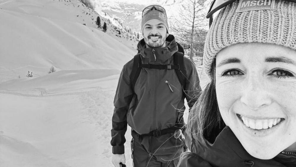 Ein Ski-Paar im Babyglück.