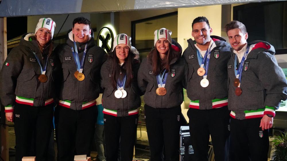 Am Montagabend stand das Villanderer Dorfzentrum Kopf, denn es wurden die erfolgreichen Olympioniken Simon Kainzwaldner, Emanuel Rieder, Dominik Fischnaller, Andrea Vötter, Marion Oberhofer und Verena Hofer kräftig gefeiert. SportNews hat vor Ort mit 2 der 6 Athleten und mit CONI-Präsident Alex Tabarelli über den Verlauf der Winterspiele der Kunstbahnrodler gesprochen. © stol