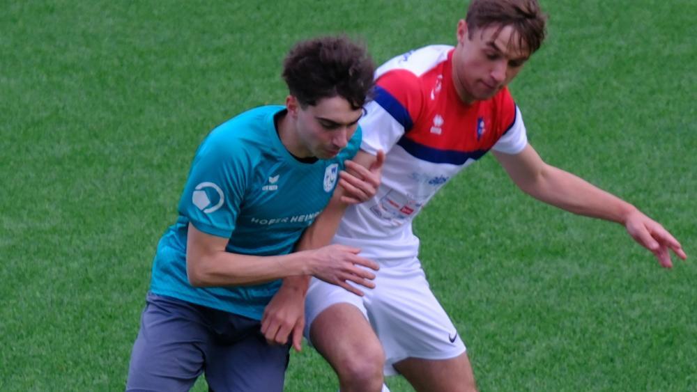 Alessandro Capobianco (St. Martin Moos, links) im Zweikampf mit Rittens Klaus Tauferer (rechts).