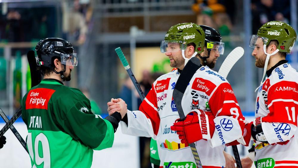 Bozens Luca Frigo (rechts) sieht seinen Nationalmannschaftskollegen Alex Petan in den Playoffs wieder. © Filip Barbalic