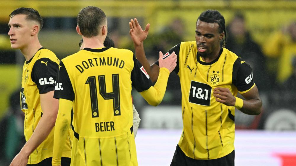 Carney Chukwuemeka (r.) spielt künftig für Österreich. © APA/afp / INA FASSBENDER