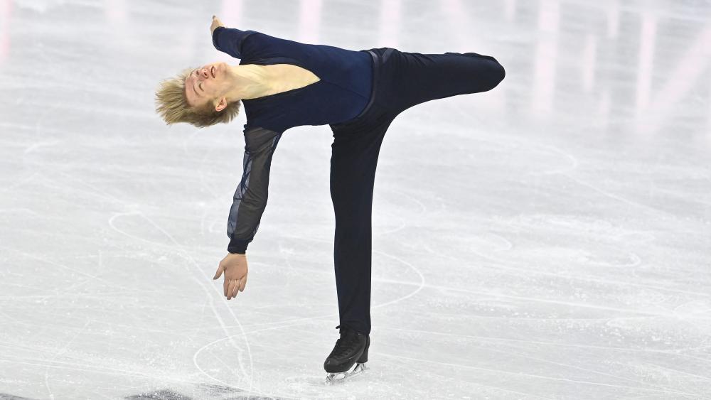 Daniel Grassl während seines Kurzprogramms am Donnerstag in Prag. © APA/afp / MICHAL CIZEK