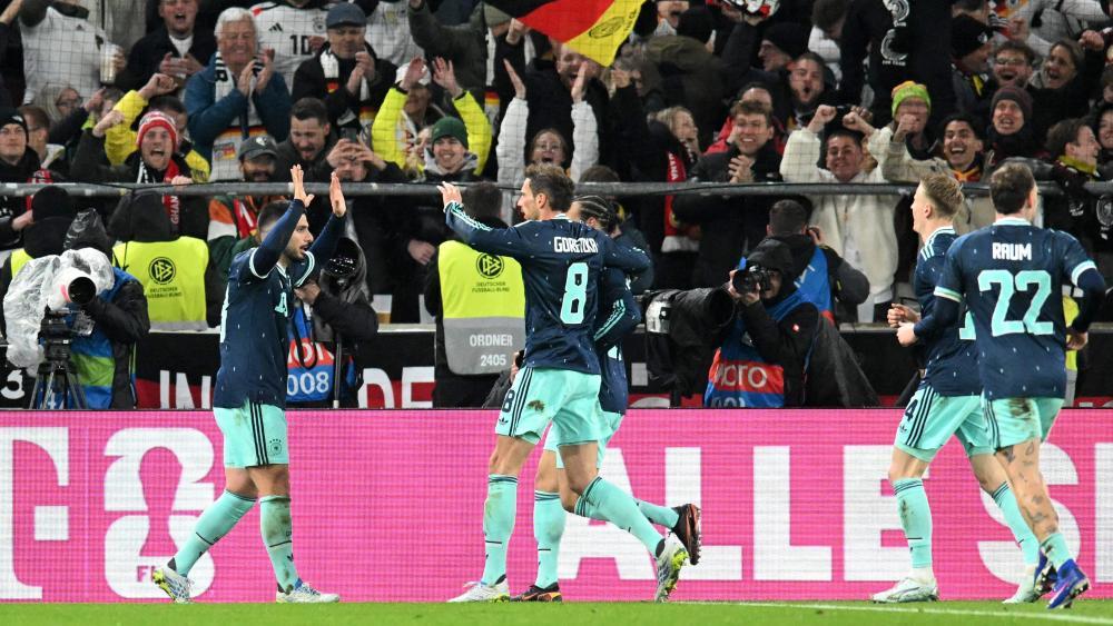 Deniz Undav (links) jubelte vor seinen Fans in Stuttgart. © APA/afp / THOMAS KIENZLE