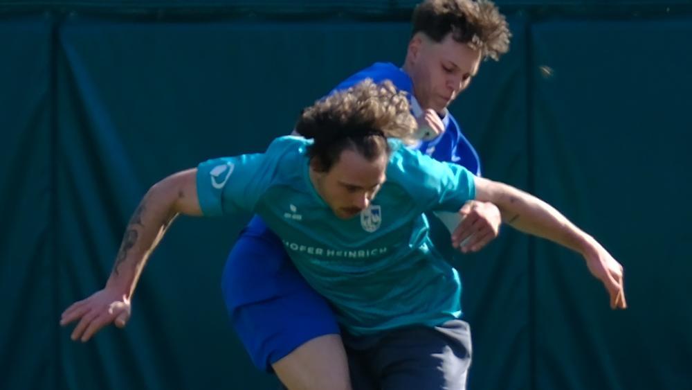 Dennis Trompedeller (St. Martin Moos, vorne) im Duell mit Marcel Ilmer (SC Passeier, hinten).