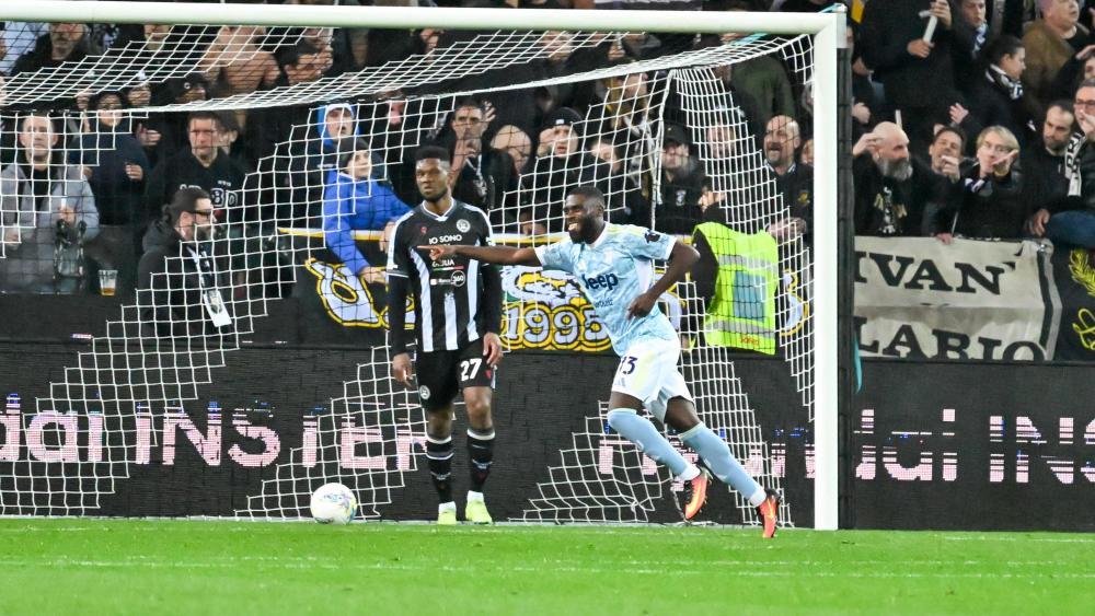 Der Ball liegt im Tor, Juves Jeremie Boga (rechts) dreht jubelnd ab. © ANSA / Alessio Marini