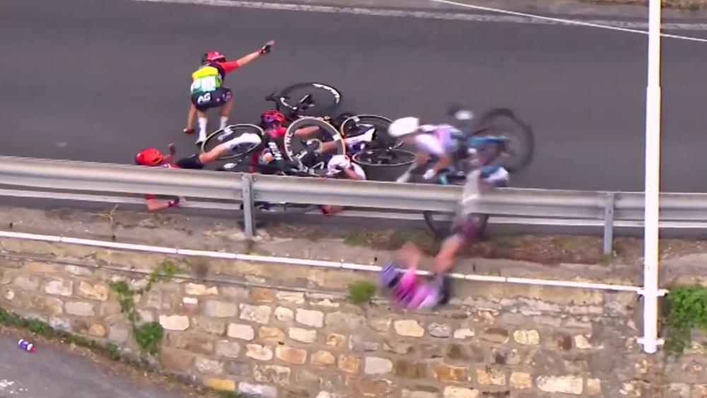 Der Sturz von Debora Silvestri über die Leitplanke.