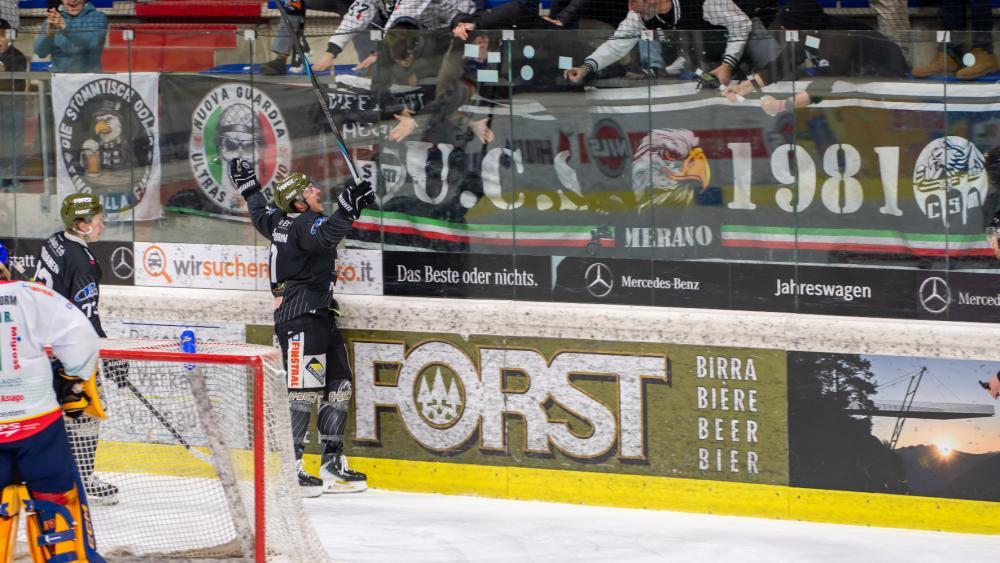 Die Adler und ihre Fans jubeln: Der Viertelfinalsieg gegen Asiago ist perfekt. © BK Photo