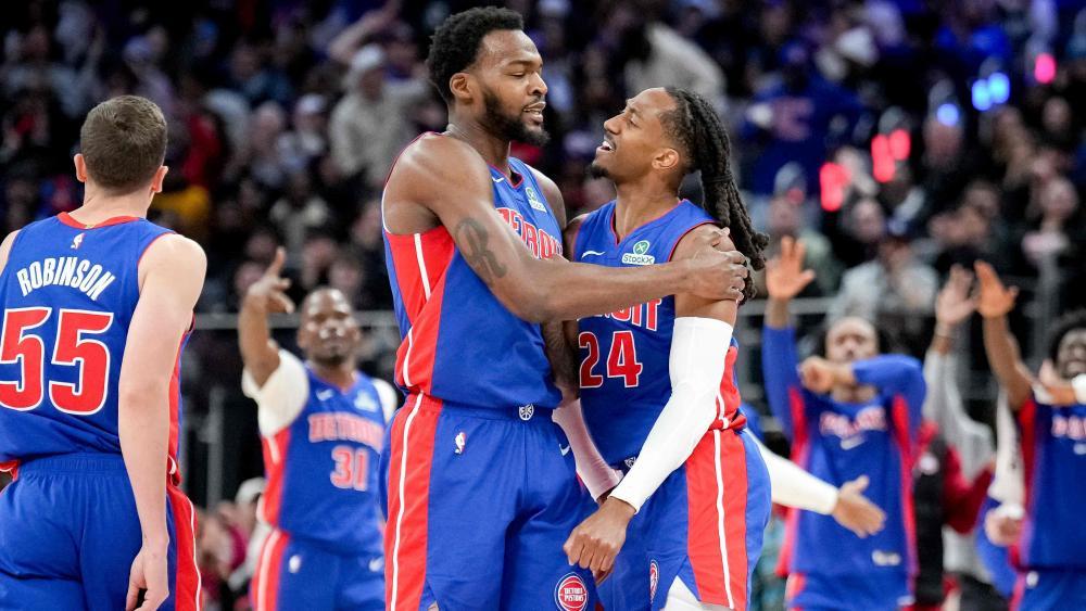 Die Detroit Pistons (im Bild mit Paul Reed und Daniss Jenkins) führen die Eastern Conference an. © APA / NIC ANTAYA