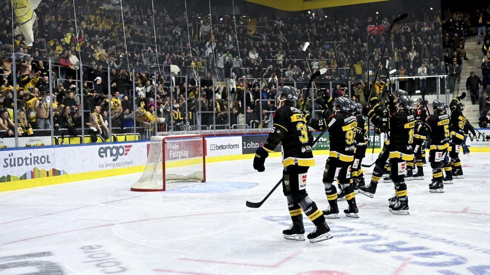Die Wölfe und ihre Fans feiern den Einzug ins Halbfinale. © HCP/Iwan Foppa