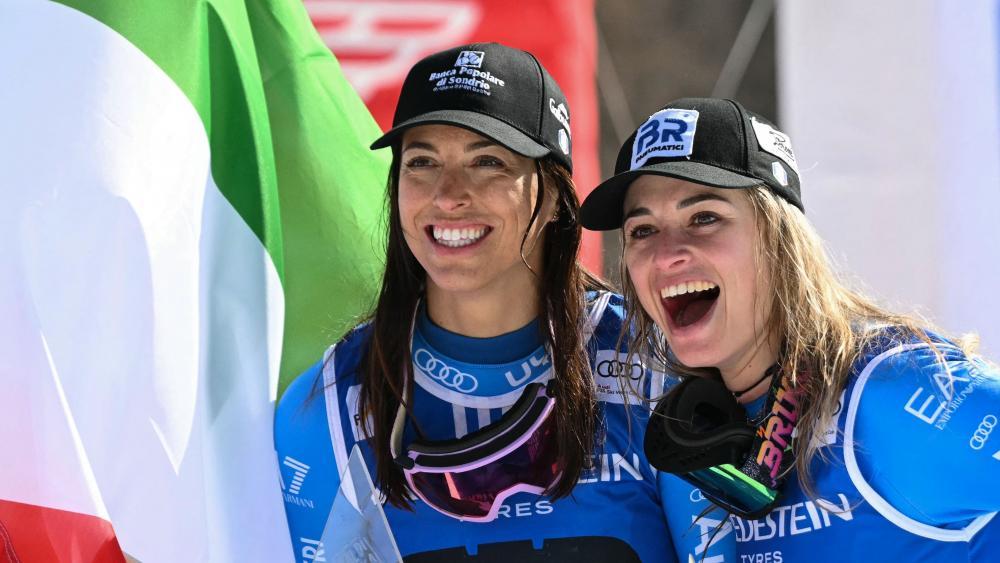 Elena Curtoni freut sich mit Sensationsfrau Asja Zenere. © APA/afp / ANDREAS SOLARO